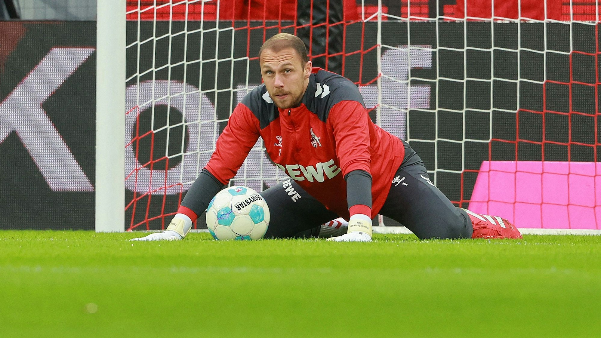 Marvin Schwäbe (1. FC Köln) mit Ball.