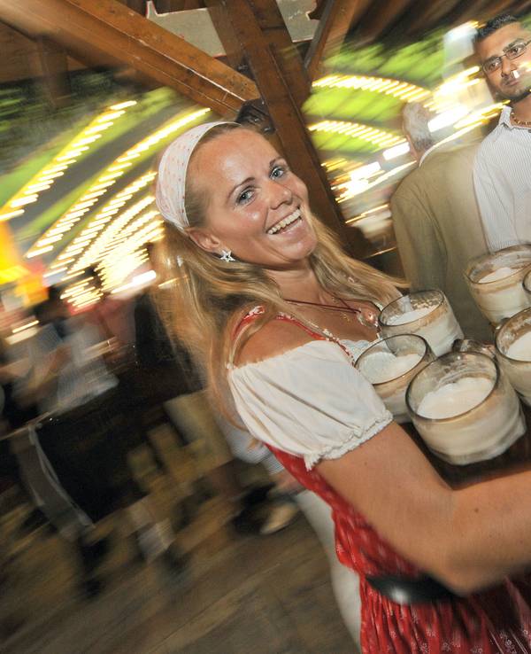 Wiesn-Kellnerin Babsi Stadlhuber bringt im September 2009 auf dem 176. Oktoberfest auf der Theresienwiese in München (Oberbayern) Bier an die Tische.