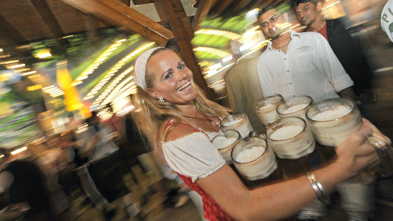 Wiesn-Kellnerin Babsi Stadlhuber bringt im September 2009 auf dem 176. Oktoberfest auf der Theresienwiese in München (Oberbayern) Bier an die Tische.