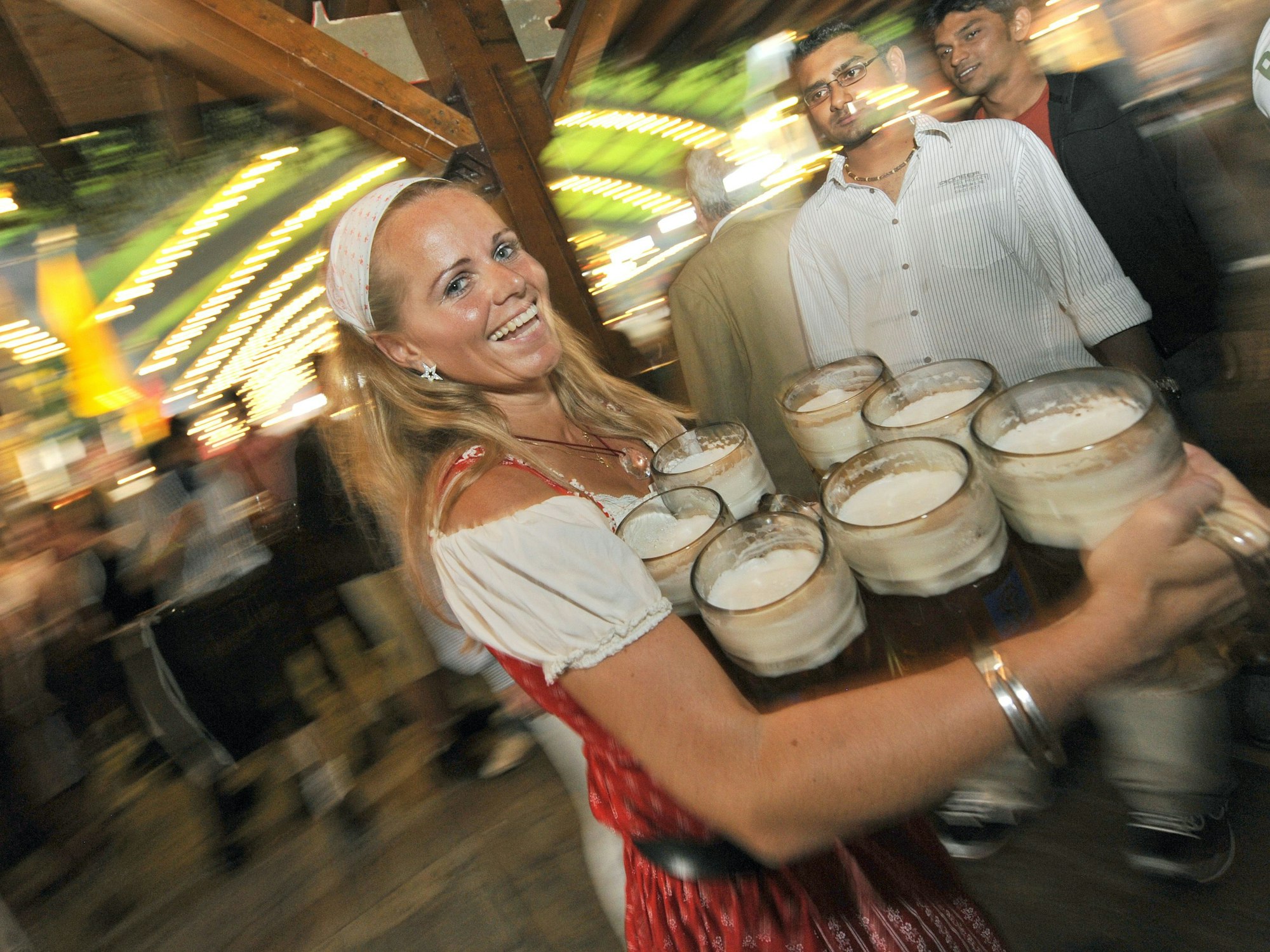 Wiesn-Kellnerin Babsi Stadlhuber bringt im September 2009 auf dem 176. Oktoberfest auf der Theresienwiese in München (Oberbayern) Bier an die Tische.