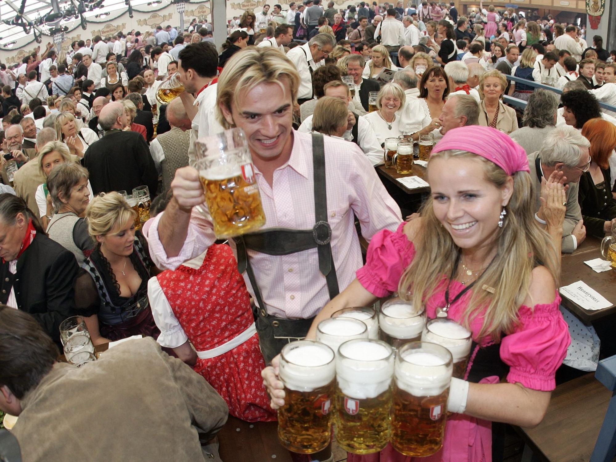Musiker und Entertainer Florian Silbereisen steht am 20. September 2008 auf dem 175. Oktoberfest auf der Theresienwiese in München (Oberbayern) neben Wiesn-Bedienung Babsi Stadlhuber.