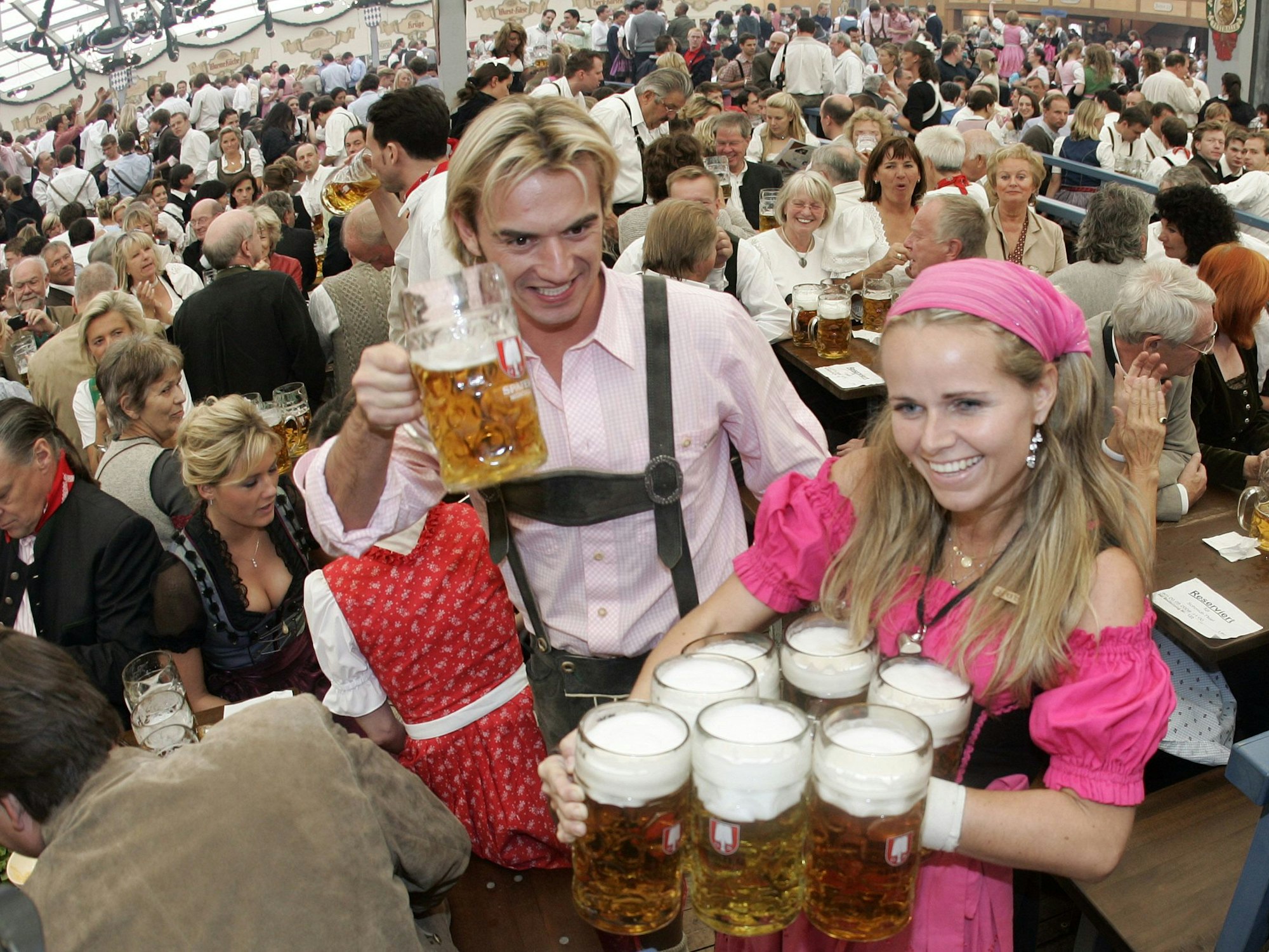 Musiker und Entertainer Florian Silbereisen steht am 20. September 2008 auf dem 175. Oktoberfest auf der Theresienwiese in München (Oberbayern) neben Wiesn-Bedienung Babsi Stadlhuber.
