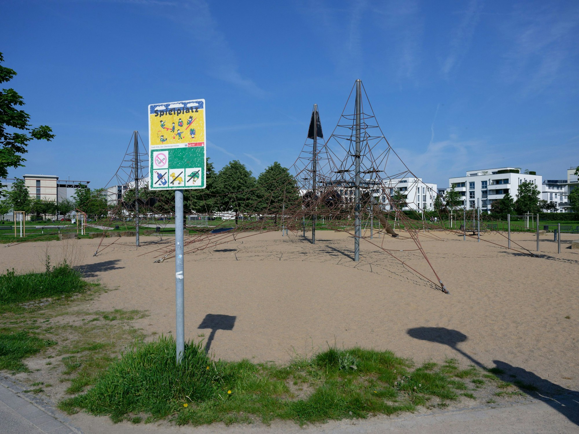 Ein Spielplatz liegt auf dem Gelände des Bürgerparks in Köln-Kalk.