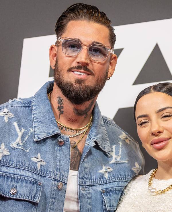 Zu sehen sind Leyla Lahouar und Mike Heiter am 09.11.2024 auf dem Roten Teppich des „Fame Fighting 2024“ in Bonn, Deutschland.