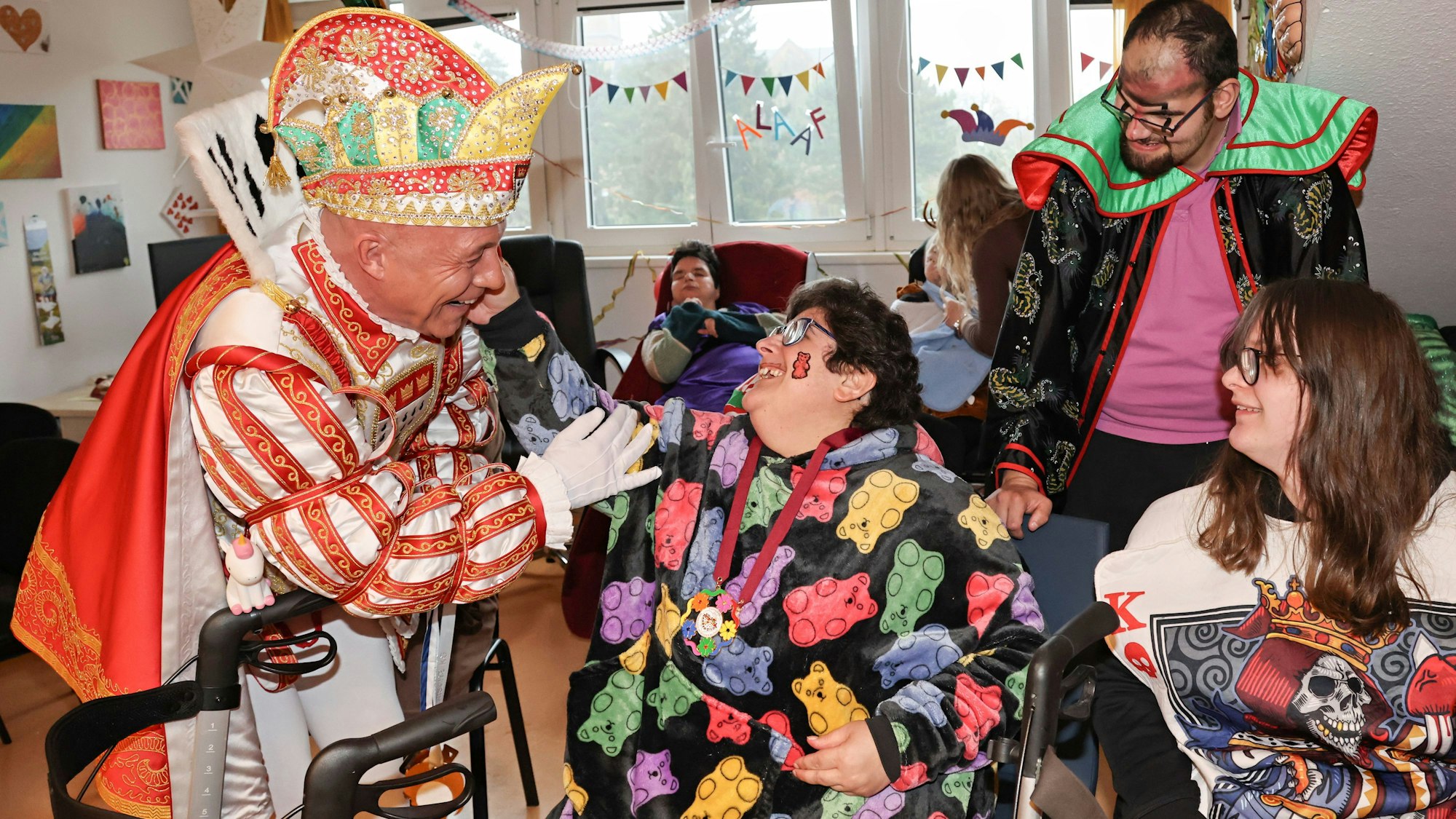 Prinz René verschenkt Orden.