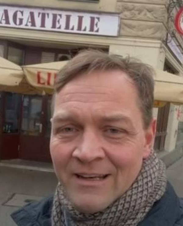 Der CDU-Kandidat Daniel Otte vor dem Lokal Bagatelle in Köln.