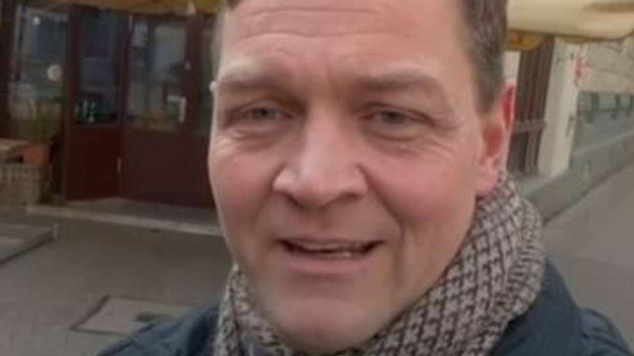 Der CDU-Kandidat Daniel Otte vor dem Lokal Bagatelle in Köln.