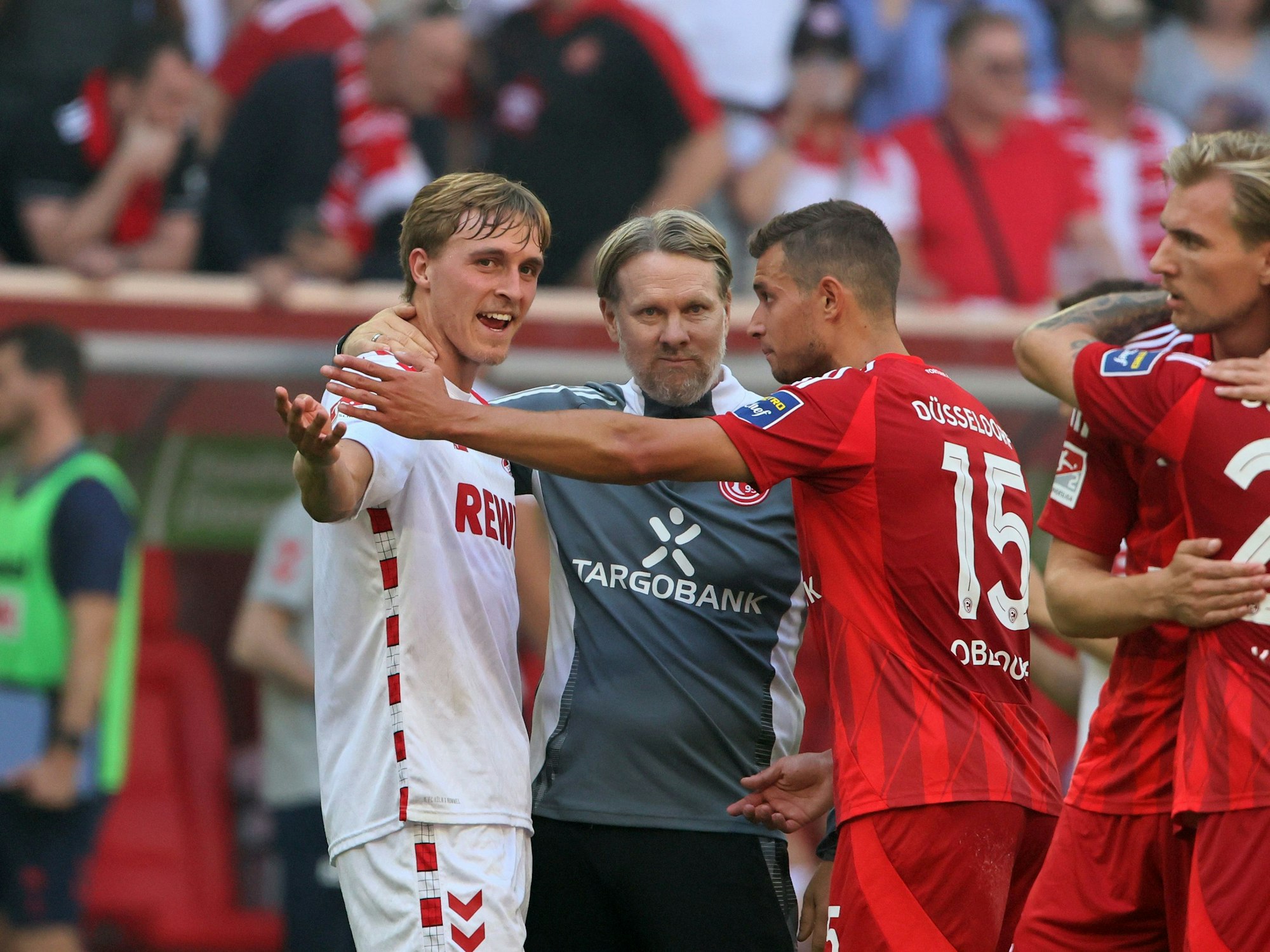 Timo Hübers diskutiert mit den Spielern von Fortuna Düsseldorf.