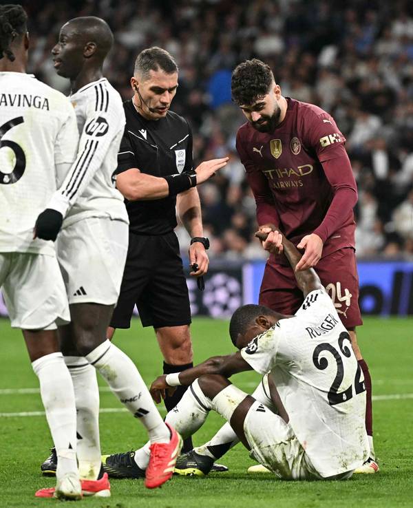 Josko Gvardiol hilft Antonio Rüdiger im Spiel zwischen Real Madrid und Manchester City beim Aufstehen.