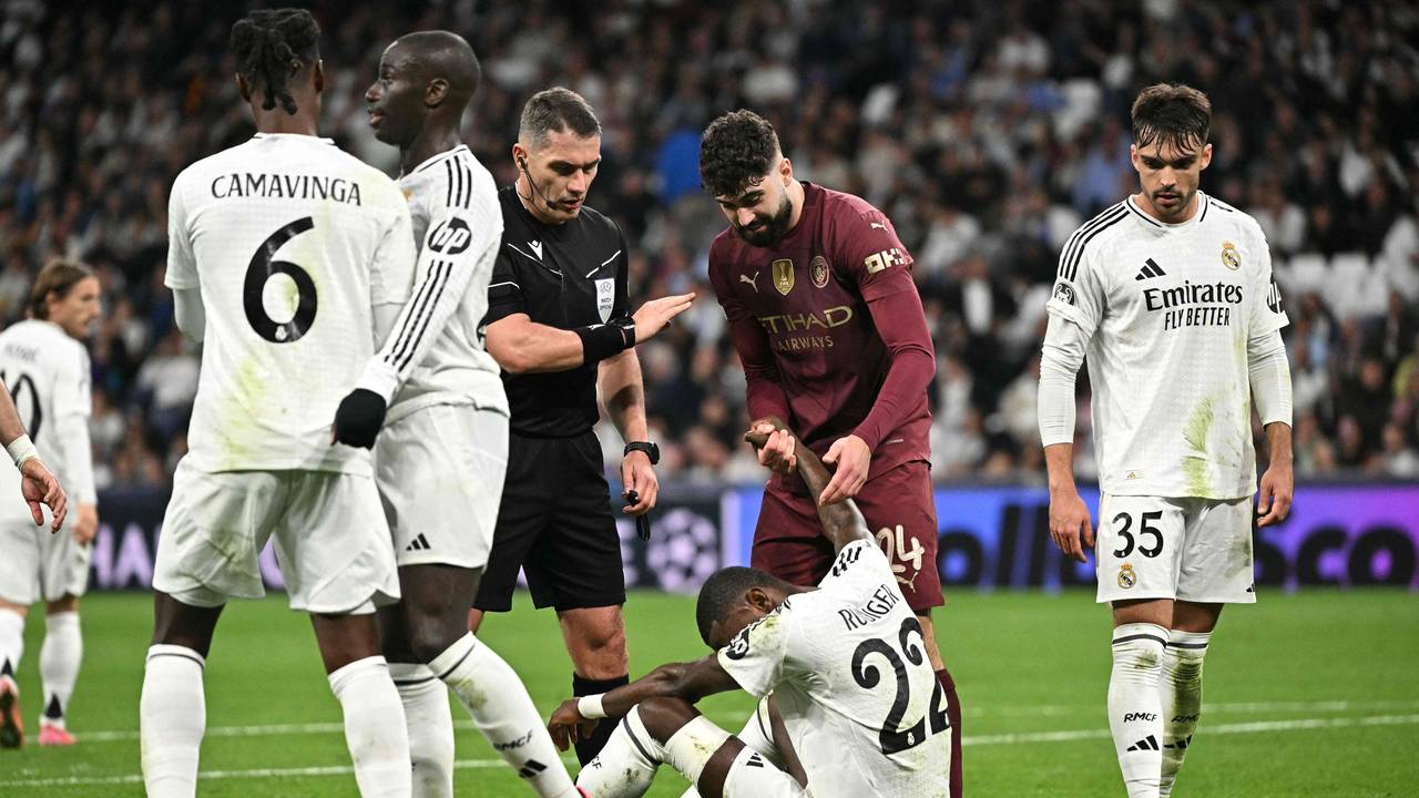 Josko Gvardiol hilft Antonio Rüdiger im Spiel zwischen Real Madrid und Manchester City beim Aufstehen.