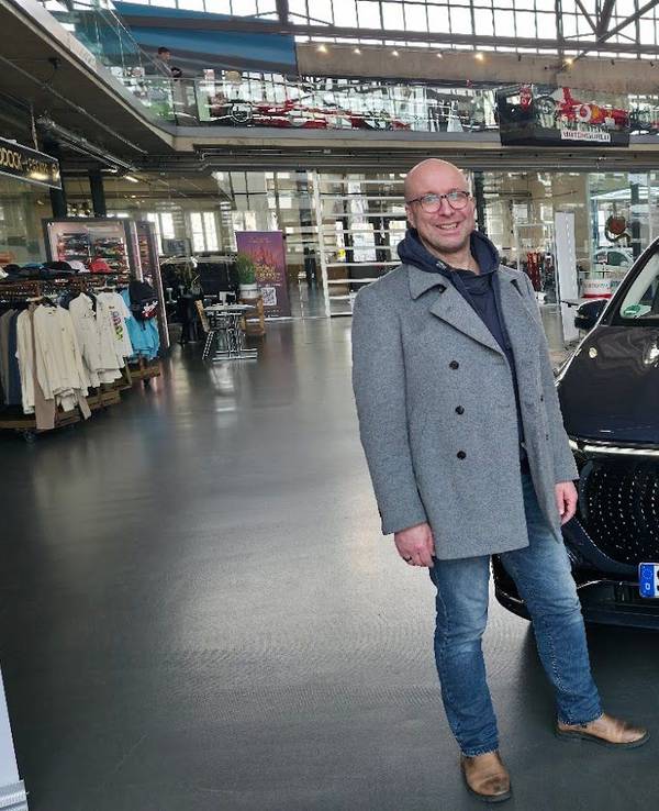 Sascha Zöller am Mittwoch (19. Februar 2025) in der Motorworld in Köln-Ossendorf.