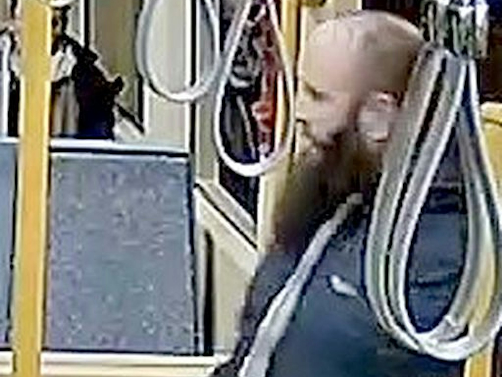 Gesuchter Mann auf Fahndungsfoto aus der KVB.