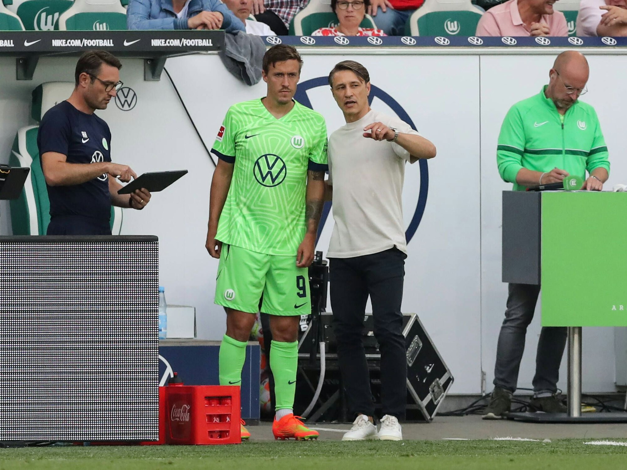 Nico Kovac gibt Max Kruse Anweisungen.