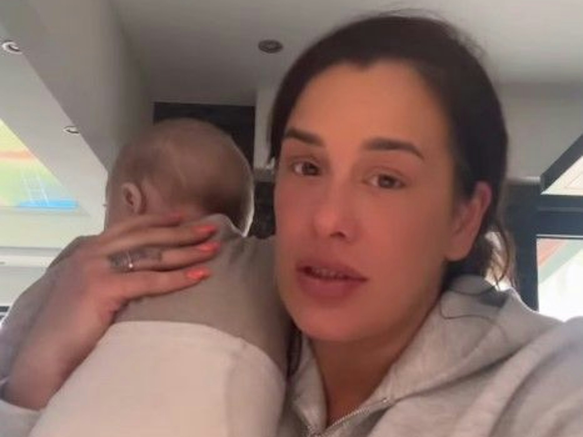 Zu sehen ist Justin Dippl mit einem ihrer Kindern im Arm, während sie in einer Instagram-Story ihren Fans über die Trennung berichtet.