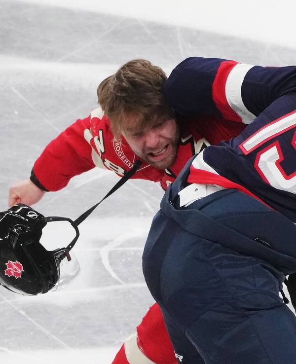 Brandon Hagel (l) und Matthew Tkachuk prügeln sich auf dem Eis.