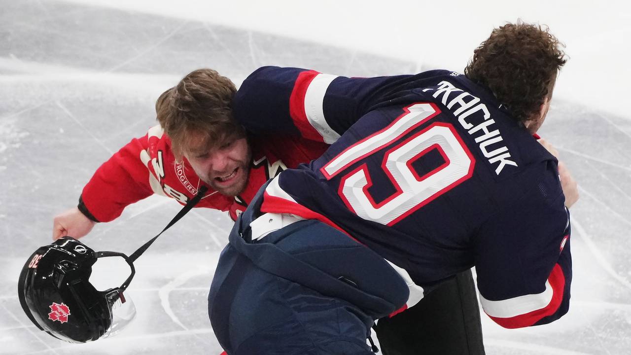Brandon Hagel (l) und Matthew Tkachuk prügeln sich auf dem Eis.