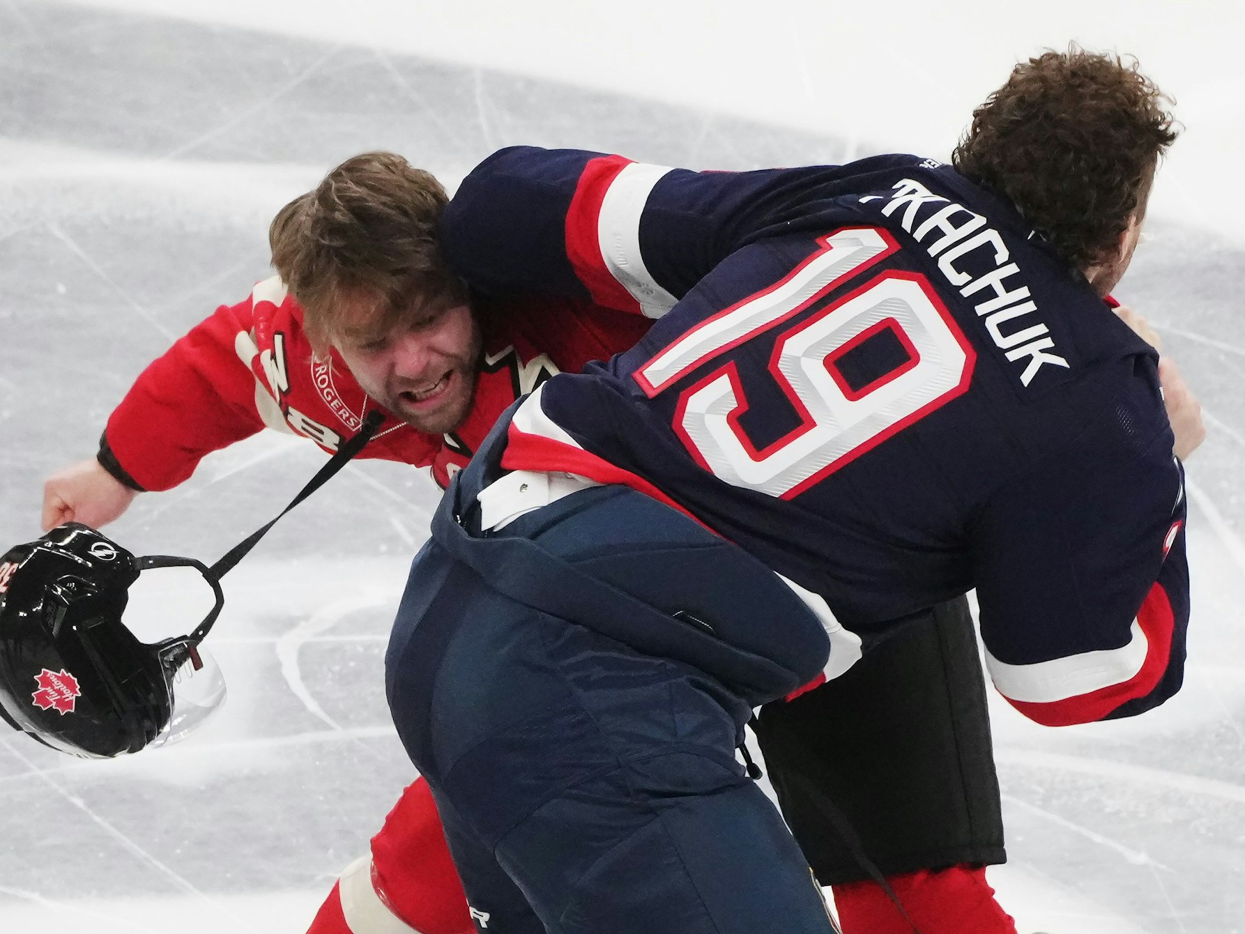 Brandon Hagel (l) und Matthew Tkachuk prügeln sich auf dem Eis.