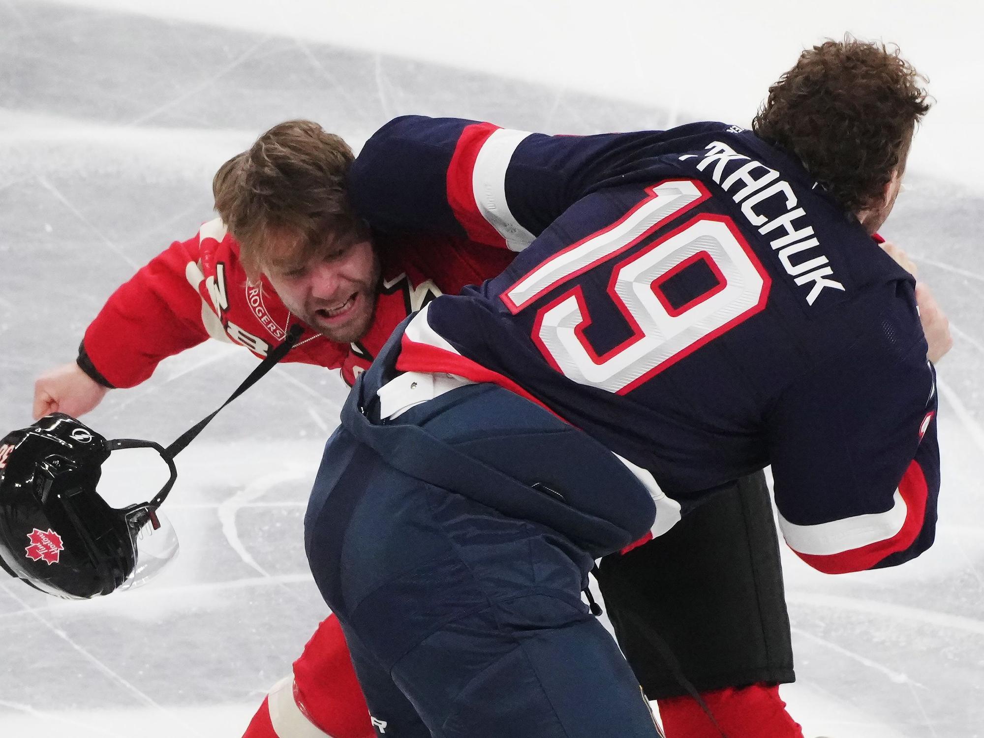 Brandon Hagel (l) und Matthew Tkachuk prügeln sich auf dem Eis.