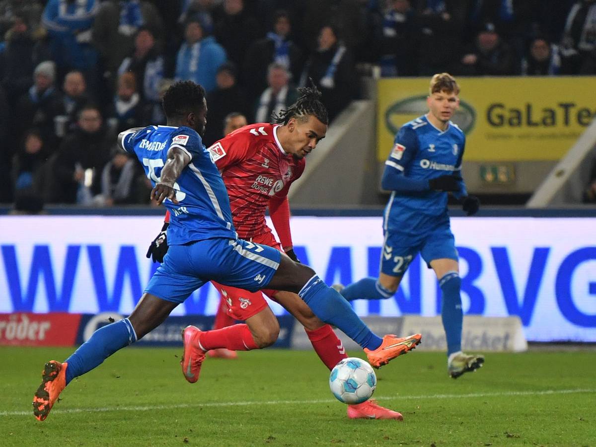 Damion Downs kämpft mit Daniel Heber um den Ball.