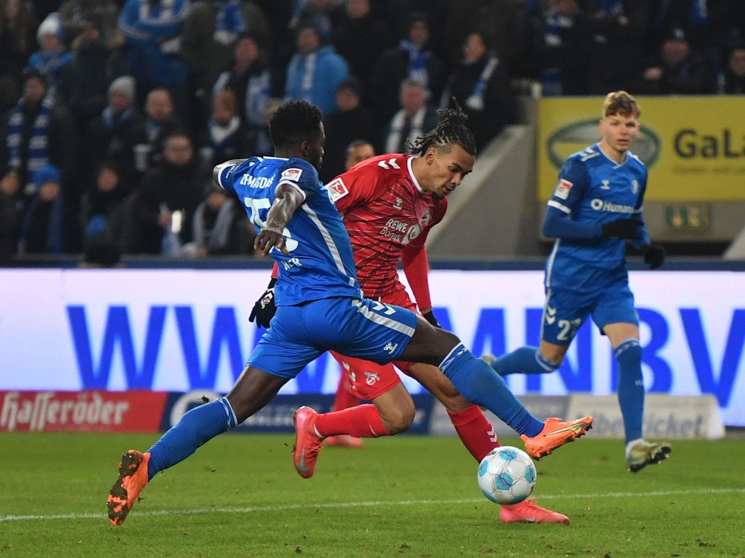 Damion Downs kämpft mit Daniel Heber um den Ball.