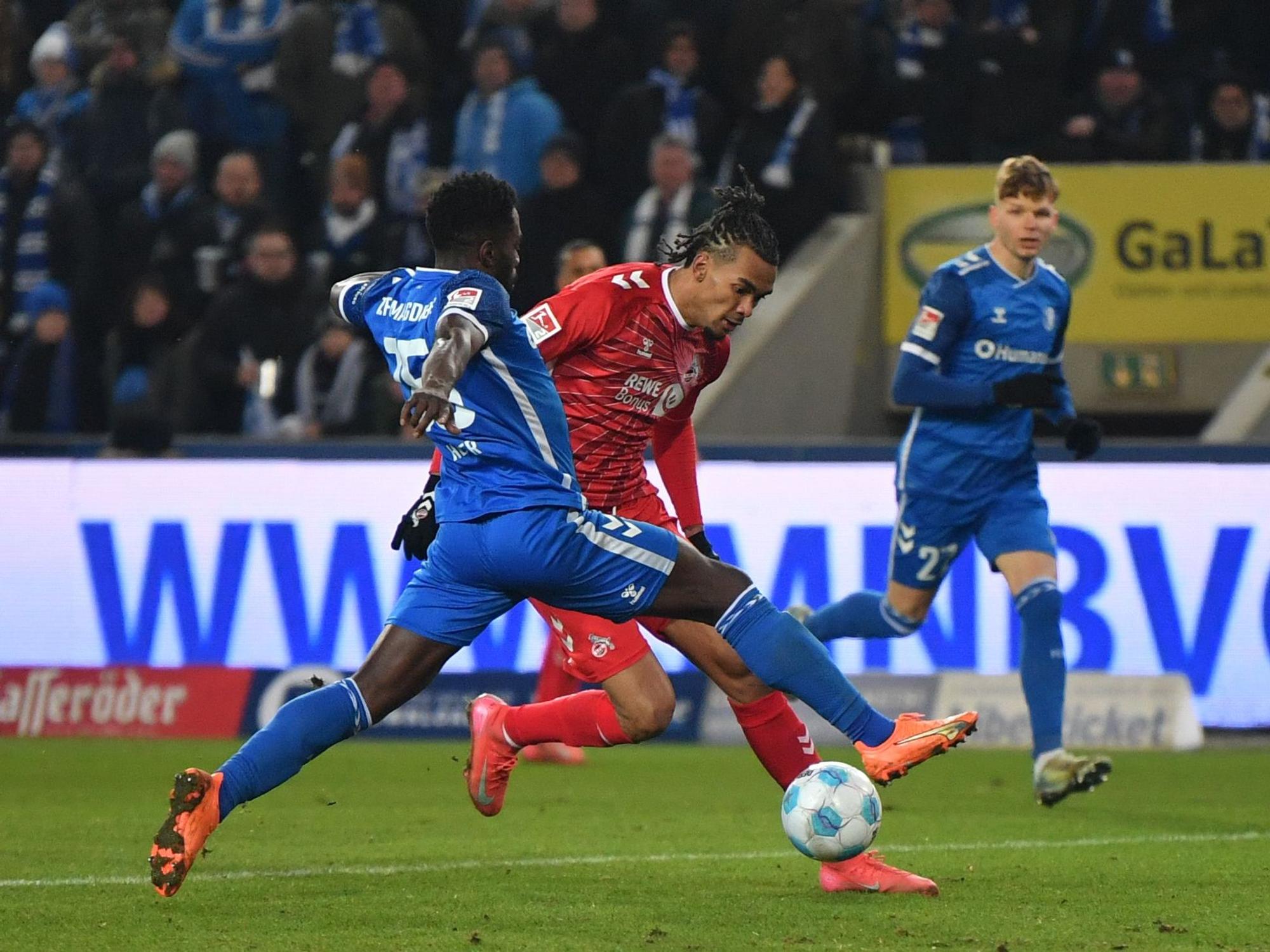 Damion Downs kämpft mit Daniel Heber um den Ball.