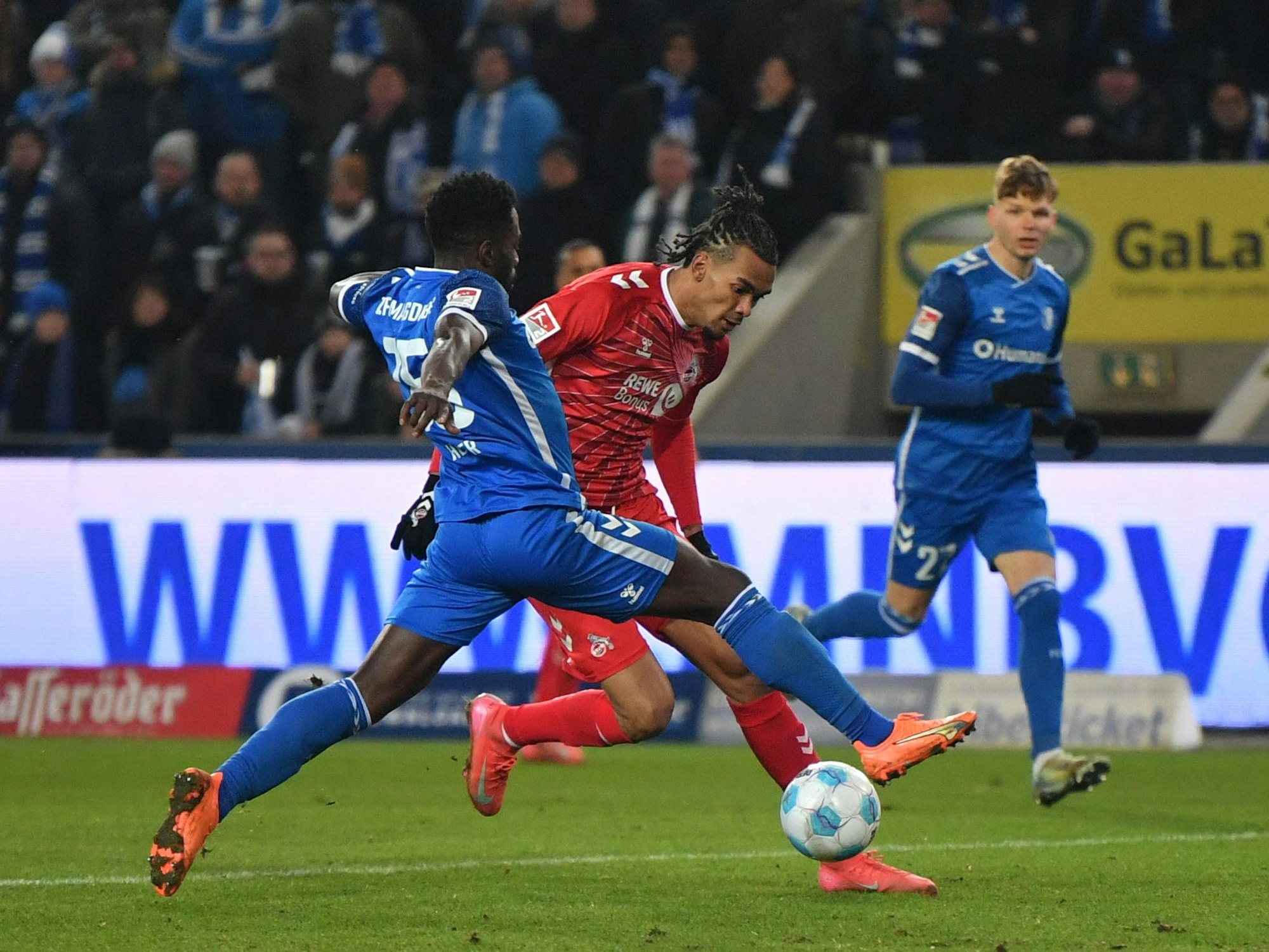 Damion Downs kämpft mit Daniel Heber um den Ball.