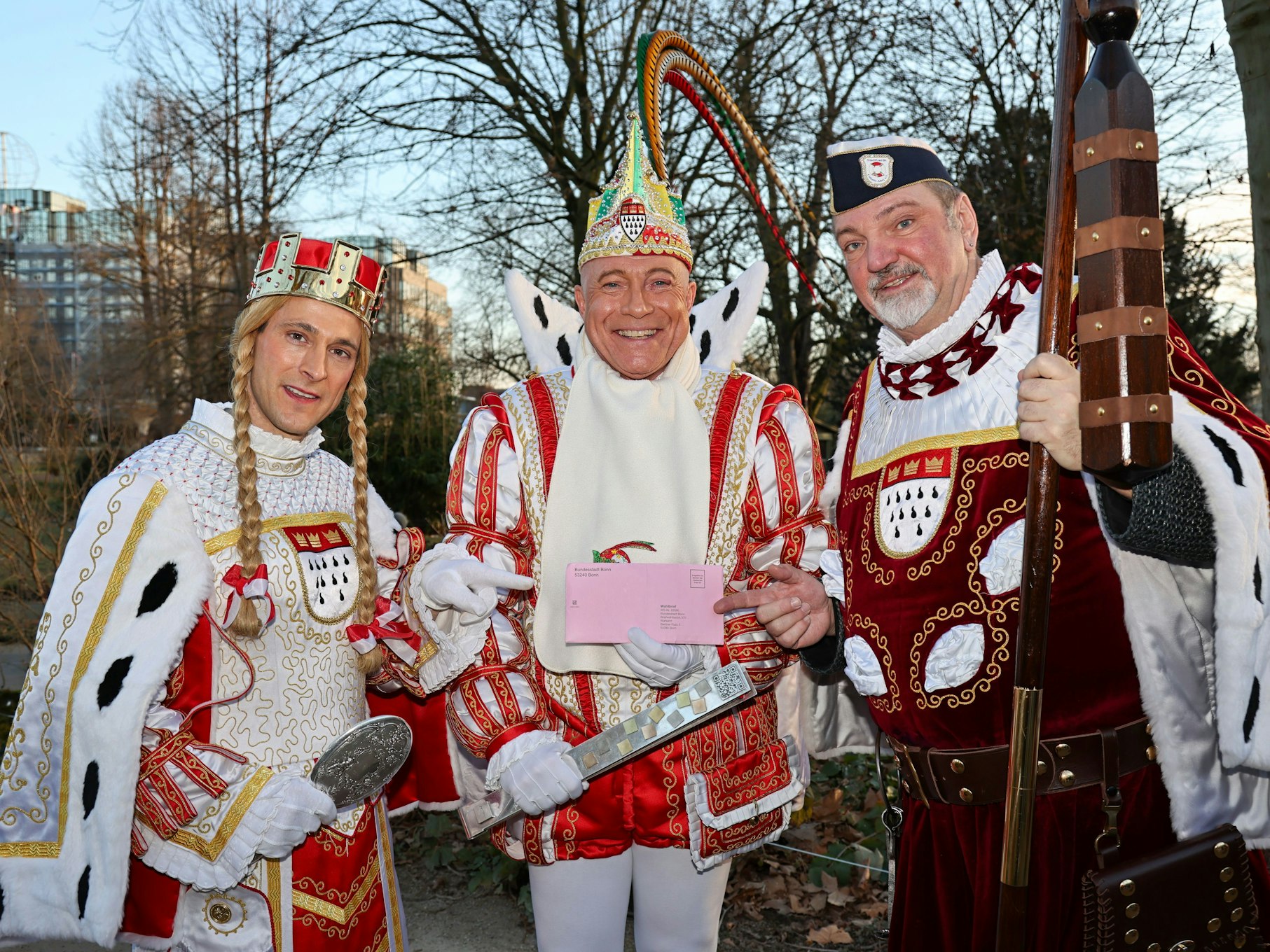 Das Kölner Dreigestirn mit Wahlbrief in der Hand.