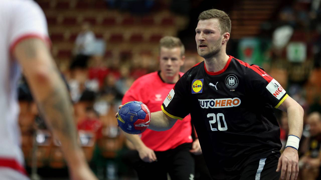 Philipp Weber mit Ball in der Hand in Aktion, im Hintergrund ist Jesper Madsen zu sehen.