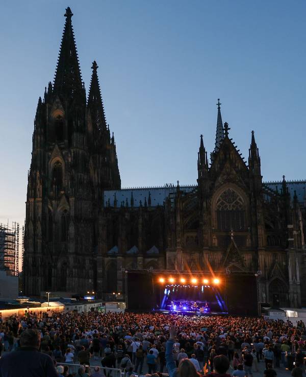 Konzert im Schatten des Kölner Doms bei der Reihe „Weltstars auf dem Roncalliplatz“.