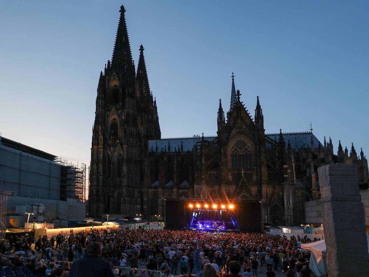 Konzert im Schatten des Kölner Doms bei der Reihe „Weltstars auf dem Roncalliplatz“.