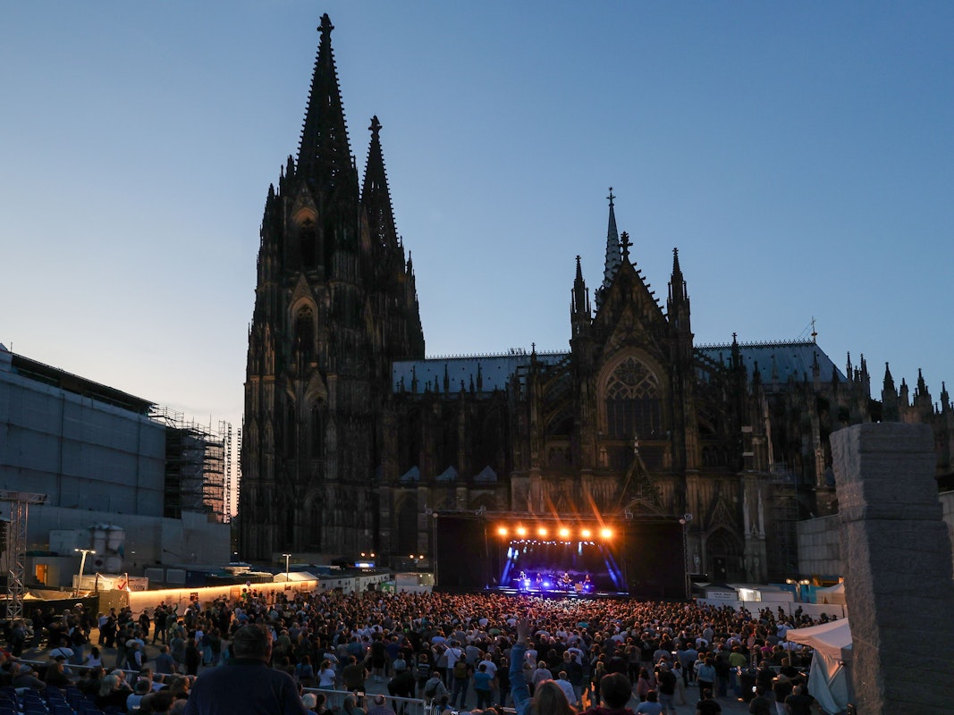 Konzert im Schatten des Kölner Doms bei der Reihe „Weltstars auf dem Roncalliplatz“.