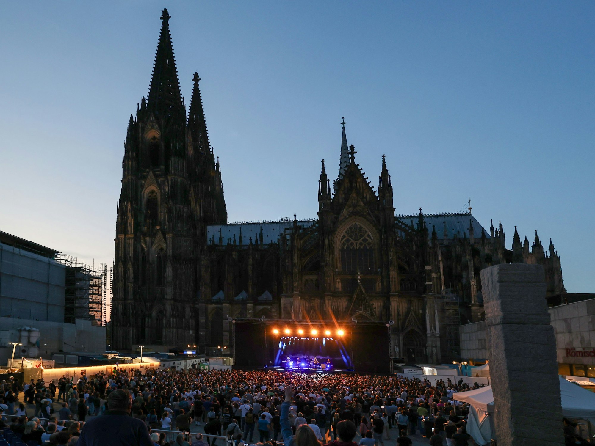 Konzert im Schatten des Kölner Doms bei der Reihe „Weltstars auf dem Roncalliplatz“.