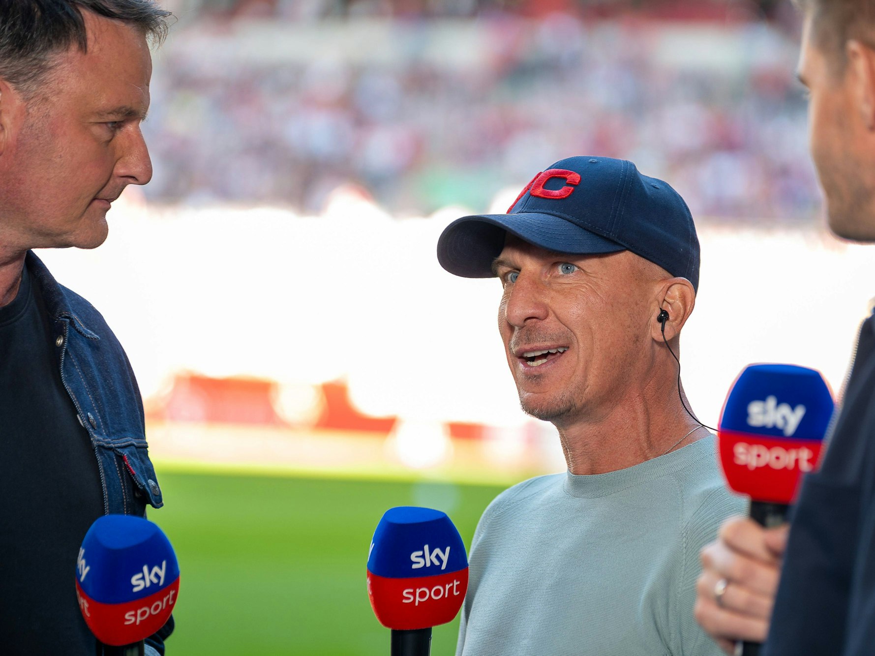 Gerhard Struber (1. FC Köln) im Interview mit Thomas Wagner (Sky-Moderator) und Simon Terodde.