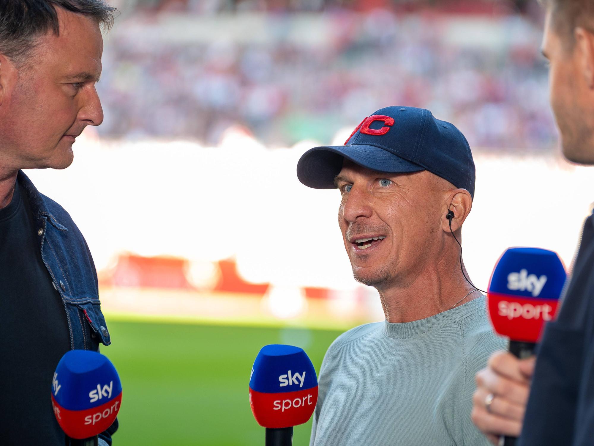 Gerhard Struber (1. FC Köln) im Interview mit Thomas Wagner (Sky-Moderator) und Simon Terodde.