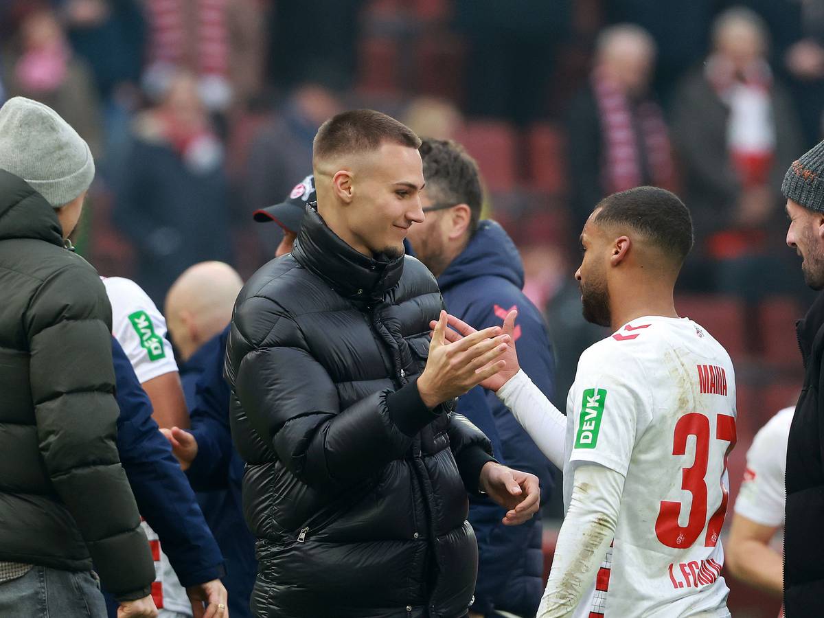 Tim Lemperle klatscht mit Linton Maina ab.
