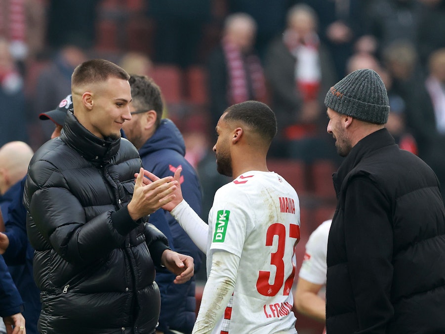 Tim Lemperle klatscht mit Linton Maina ab.