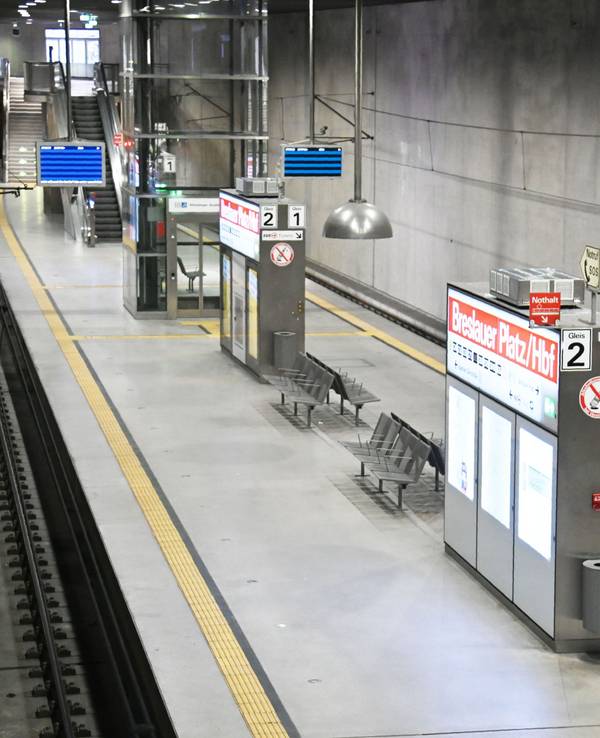 Foto der leeren Haltestelle am Breslauer Platz in Köln während eines KVB-Streiks.
