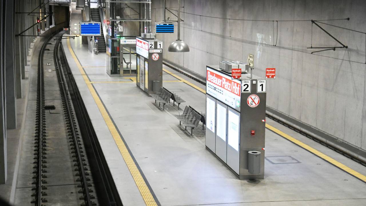Foto der leeren Haltestelle am Breslauer Platz in Köln während eines KVB-Streiks.