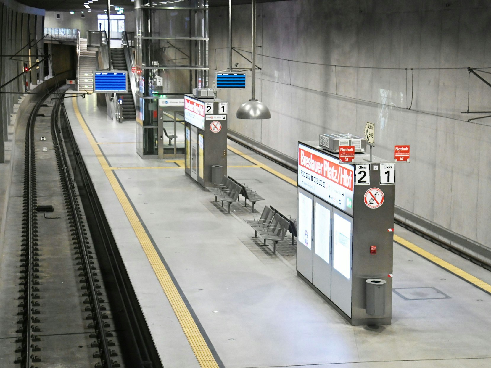 Foto der leeren Haltestelle am Breslauer Platz in Köln während eines KVB-Streiks.