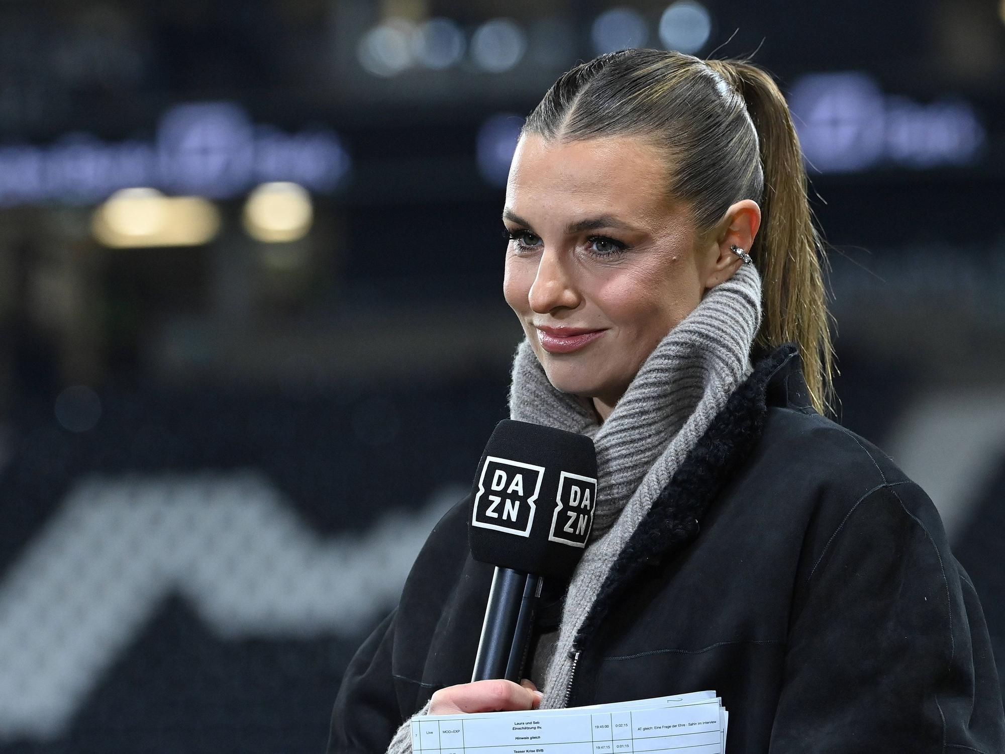 Laura Wontorra mit DAZN-Mikro.