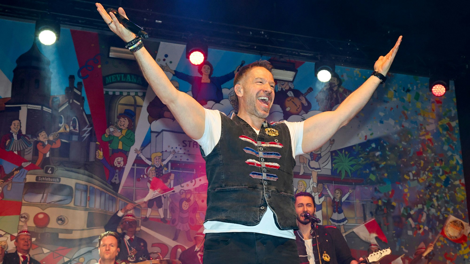 Patrick Lück mit den Höhnern auf der Bühne.