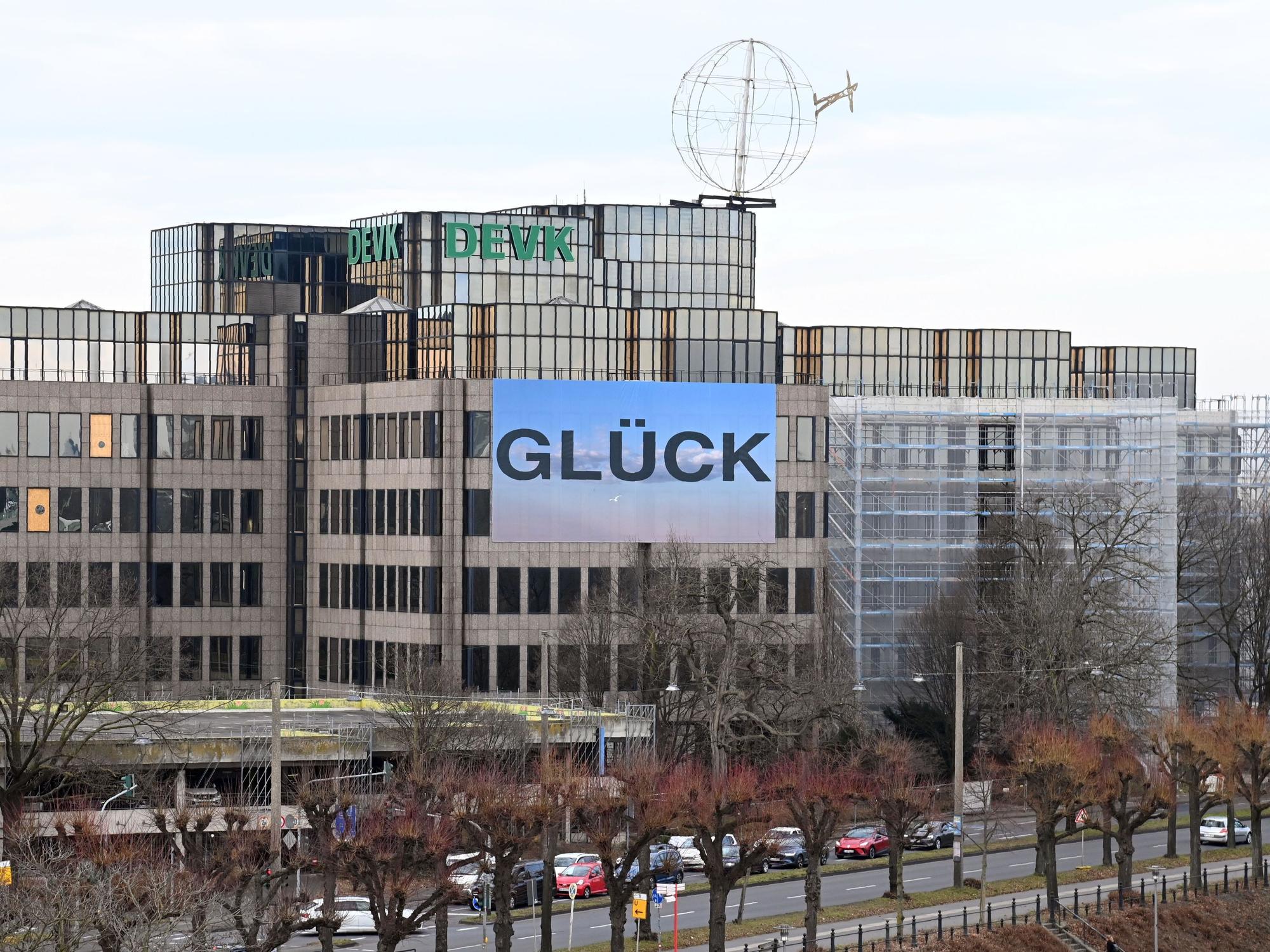 An der DEVK-Zentrale in Riehl wurde feierlich das Riesenplakat „Glück“ enthüllt.