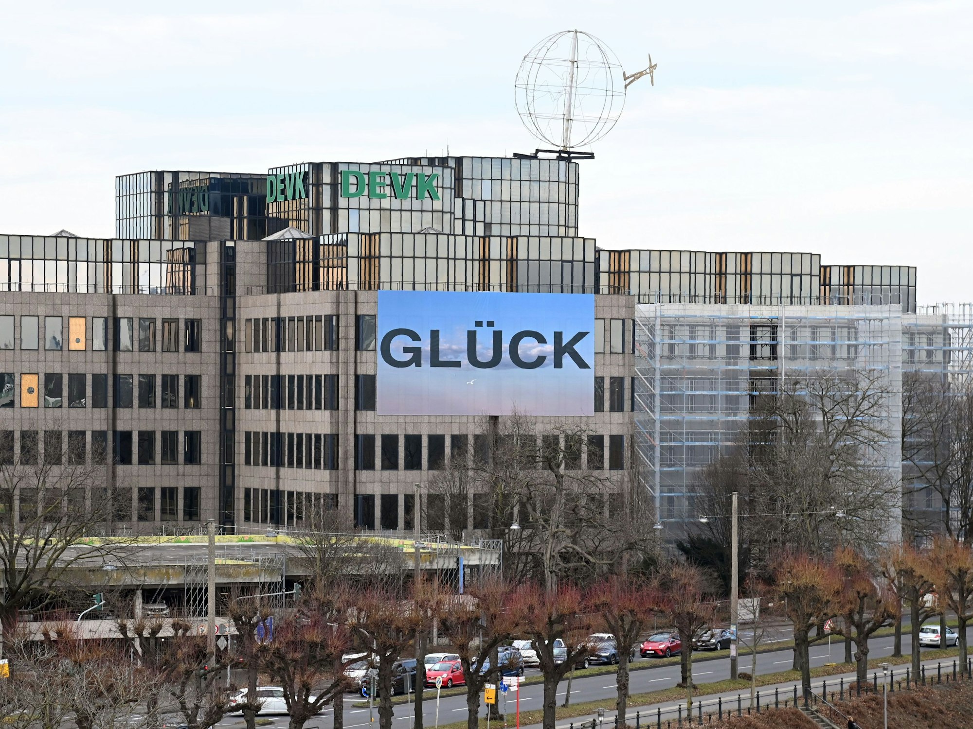 An der DEVK-Zentrale in Riehl wurde feierlich das Riesenplakat „Glück“ enthüllt.