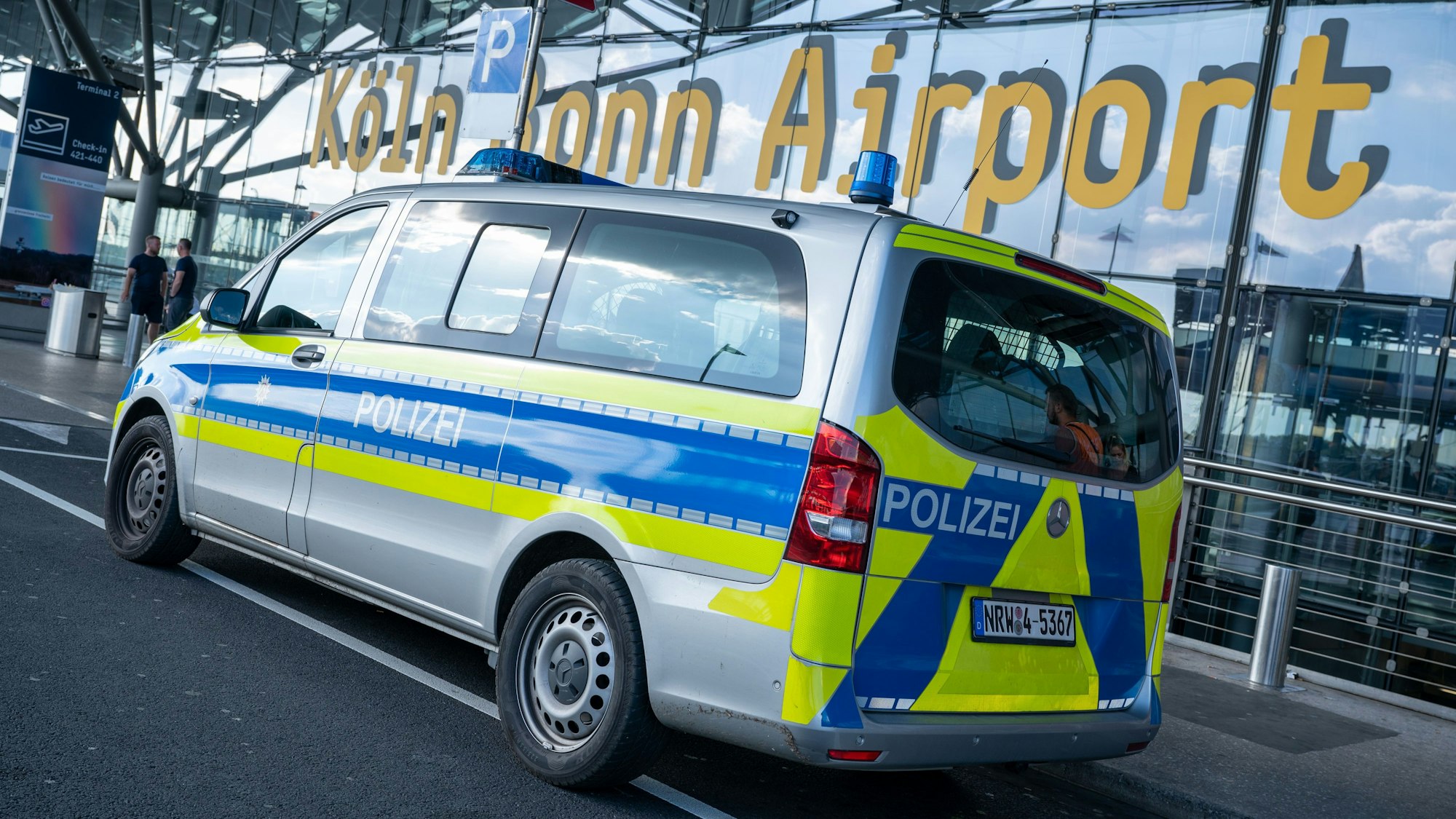 Ein Streifenwagen der Polizei steht am 8. Juli 2022 vor dem Gebäude des Flughafens Köln/Bonn. Hier wurde ein mutmaßlicher IS-Kämpfer festgenommen.