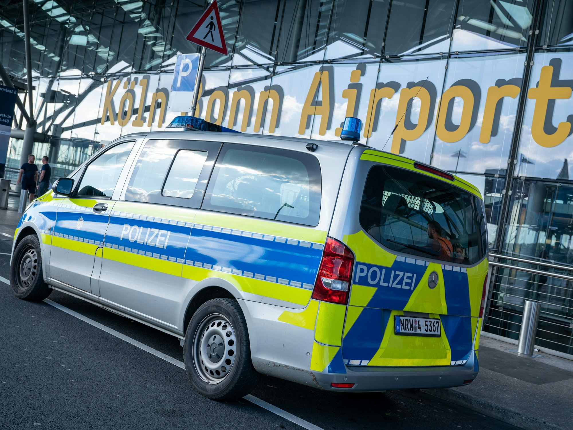 Ein Polizeiwagen steht vor dem Gebäude des Köln Bonn Airports.