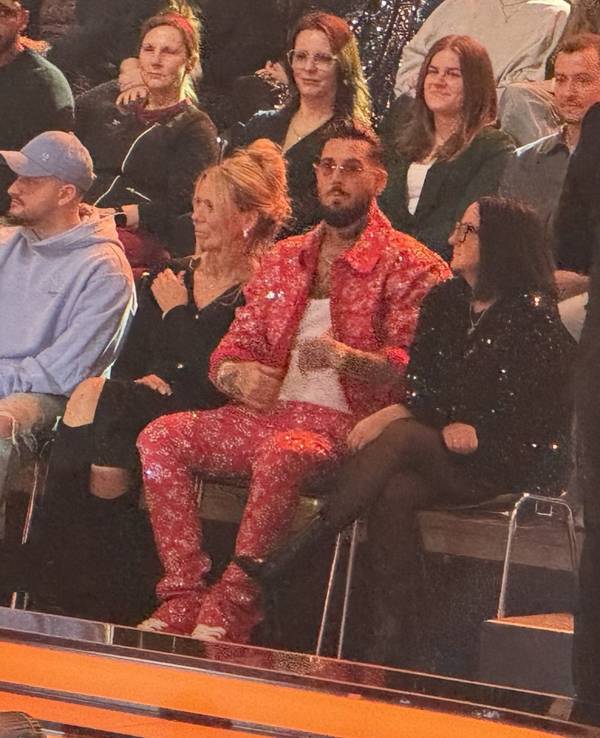 Blick ins Publikum von „Let's Dance”: Neben wem sitzt Mike Heiter da (unten rechts im roten Anzug)?