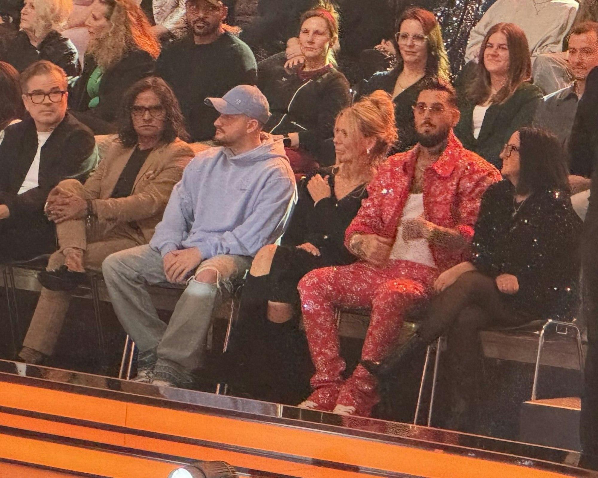 Blick ins Publikum von „Let's Dance”: Neben wem sitzt Mike Heiter da (unten rechts im roten Anzug)?
