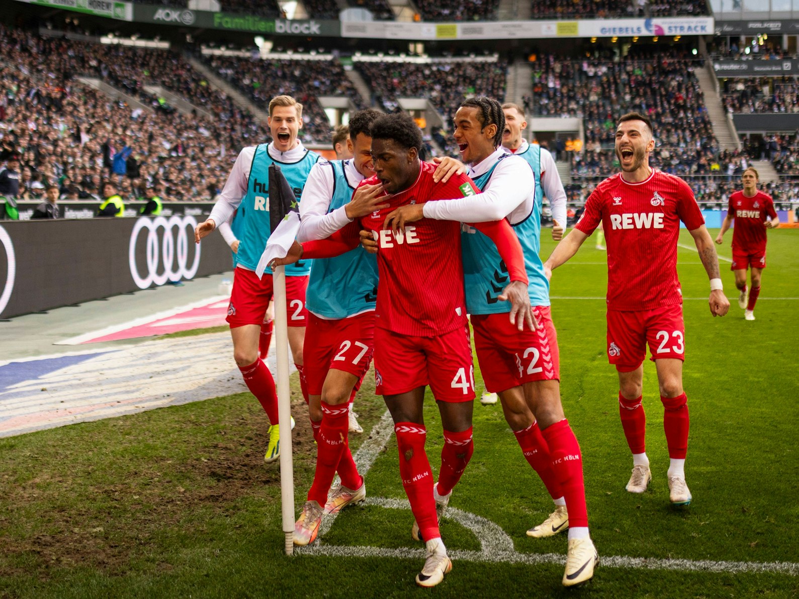 Die FC-Profis jubeln in Gladbach mit Torschütze Faride Alidou.