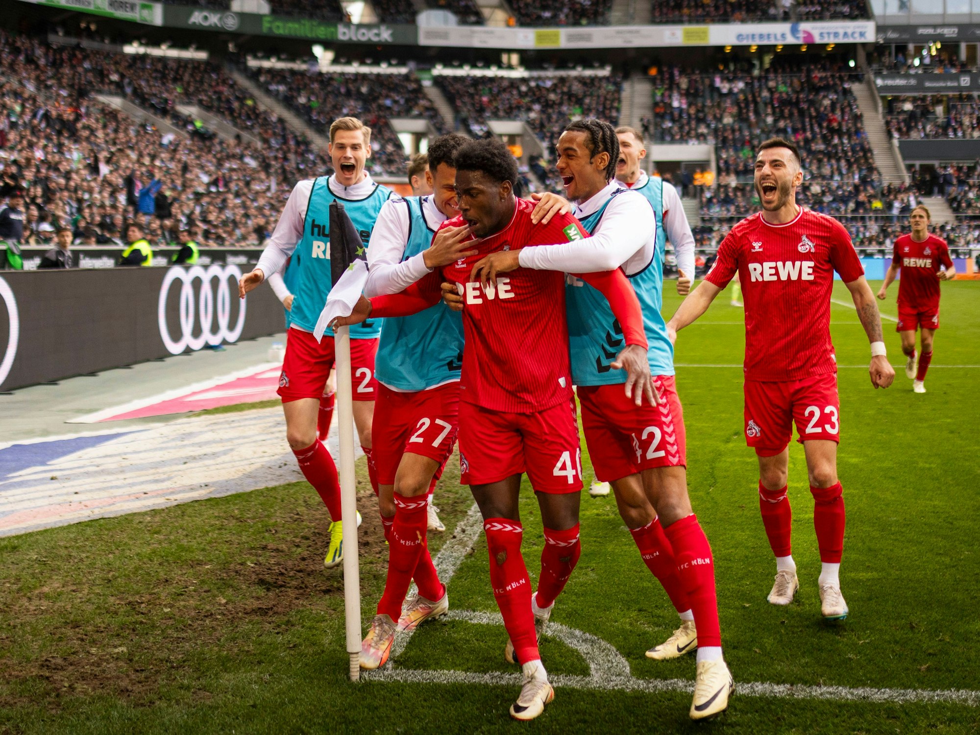Die FC-Profis jubeln in Gladbach mit Torschütze Faride Alidou.