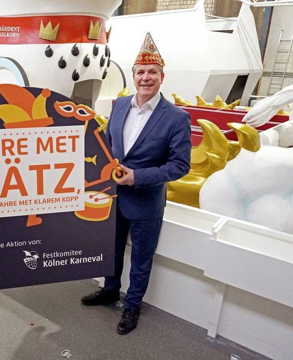 Holger Küster und Christoph Kuckelkorn zeigen das Logo.